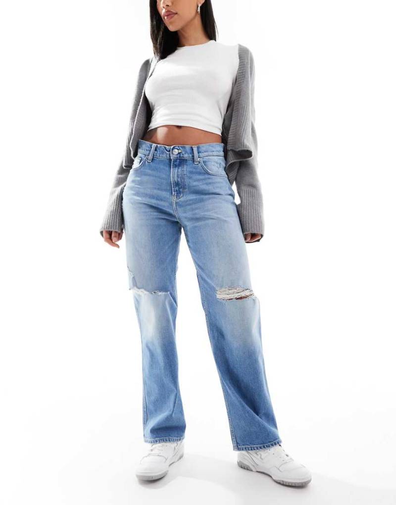 Tommy Jeans - Betsy - Zerrissene Jeans in heller Waschung mit mittelhohem Bund und geradem Schnitt-Blau von Tommy Jeans