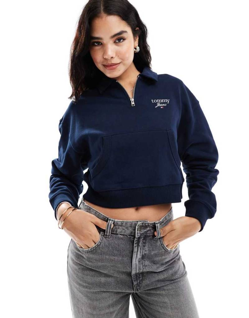 Tommy Jeans - Boxy Fit Sweatshirt in Marineblau mit kurzem Reißverschluss von Tommy Jeans