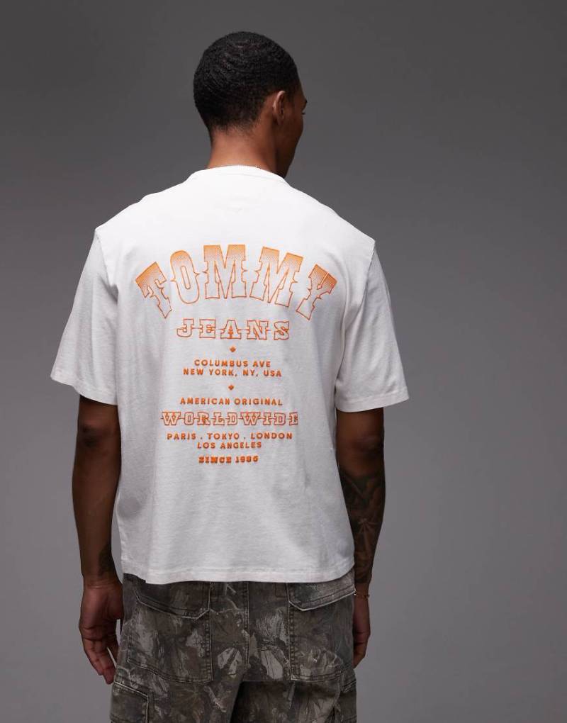 Tommy Jeans - Boxy Fit T-Shirt in Weiß mit Western-Rückenprint in Orange von Tommy Jeans