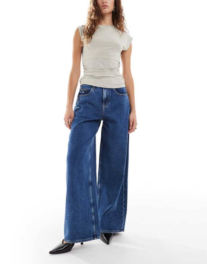 Tommy Jeans - Charlie - Lässig geschnittene Jeans in Mittelblau mit mittelhohem Bund von Tommy Jeans