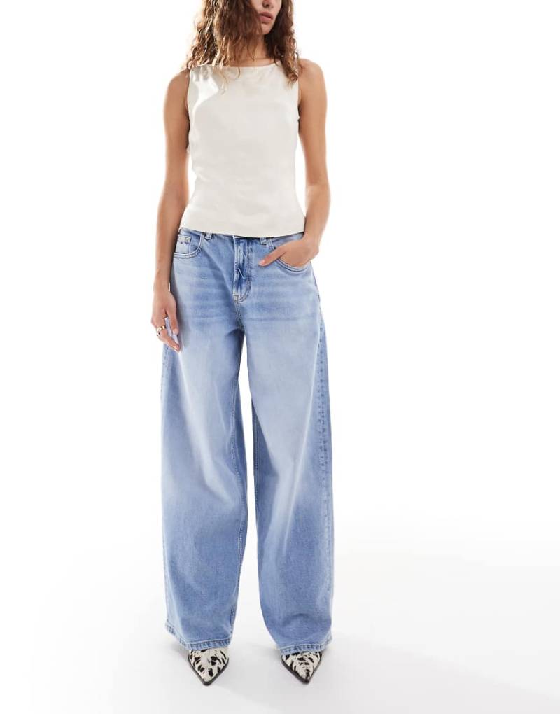 Tommy Jeans - Charlie - Lässig geschnittene Jeans in verwaschenem Blau mit mittelhohem Bund von Tommy Jeans