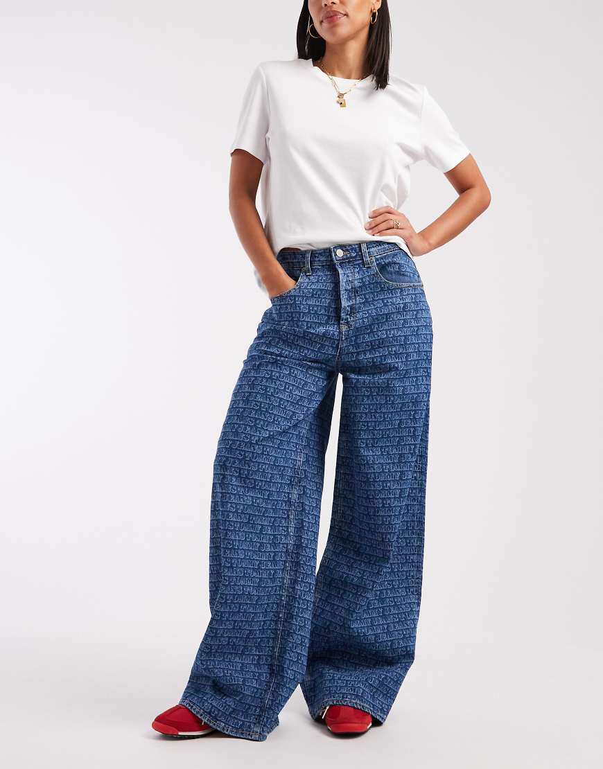 Tommy Jeans - Charlie - Locker geschnittene Jeans in mittlerer Waschung mit All-over-Logoprint-Blau von Tommy Jeans