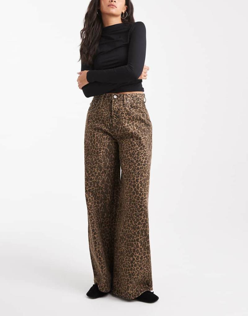 Tommy Jeans - Charlie - Lockere, weite Jeans mit Leopardenmuster-Bunt von Tommy Jeans