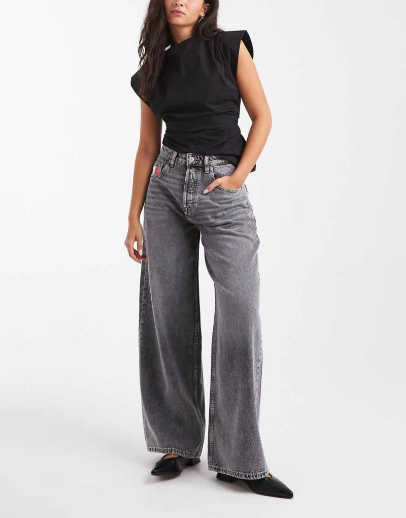 Tommy Jeans - Charlie - Weite Loose Fit Jeans in grauer Waschung von Tommy Jeans