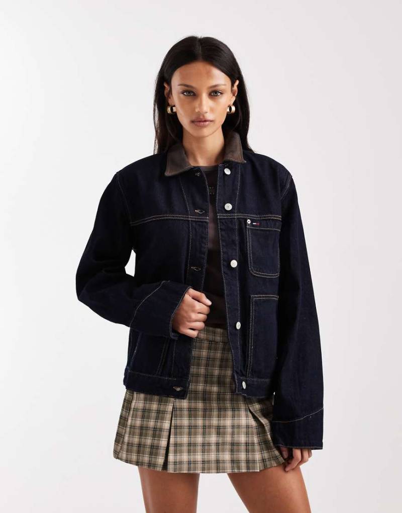 Tommy Jeans - Chore - Oversize-Jacke in dunkler Waschung mit Kontrast-Kragen-Marineblau von Tommy Jeans