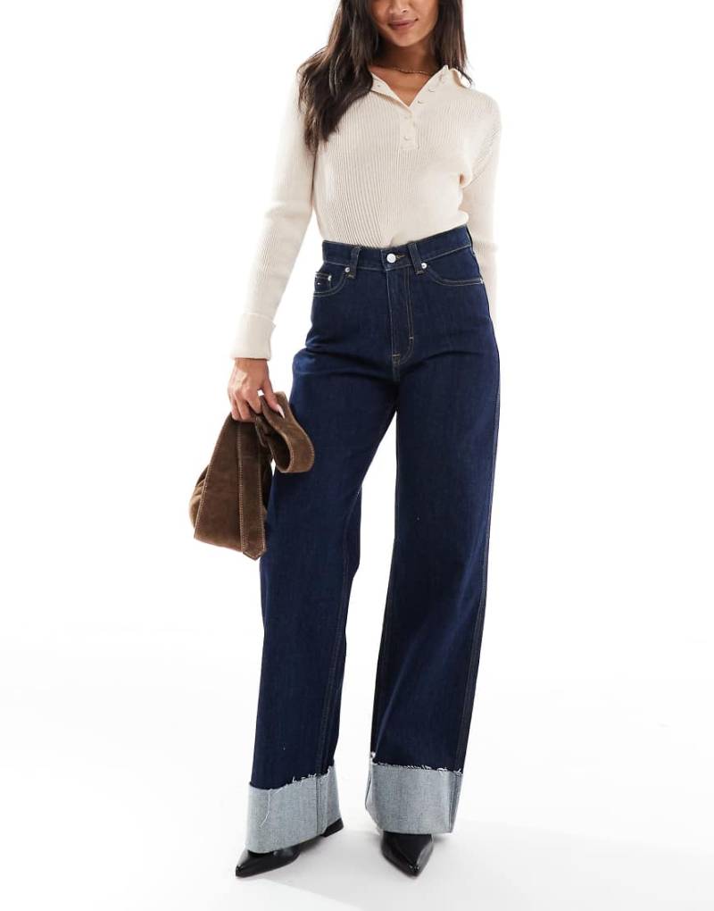 Tommy Jeans - Claire - Jeans in dunkelblauer Waschung mit hohem Bund und breitem Umschlag-Marineblau von Tommy Jeans