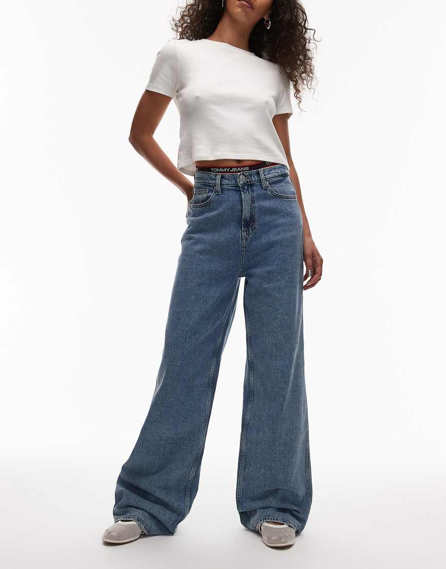 Tommy Jeans - Claire - Jeans in mittlerer Waschung mit hohem Bund und weitem Schnitt-Blau von Tommy Jeans