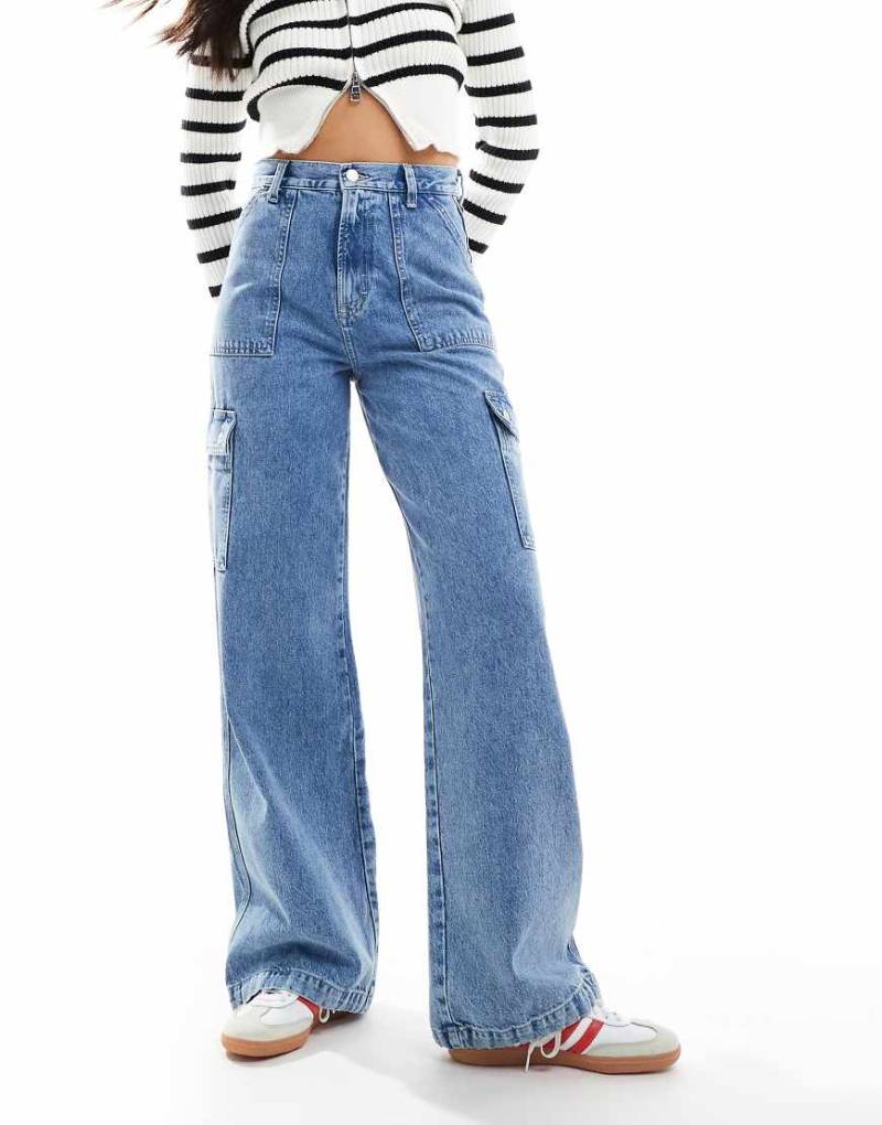 Tommy Jeans - Claire - Utility-Jeans in mittlerer Waschung mit hohem Bund und weitem Schnitt-Blau von Tommy Jeans