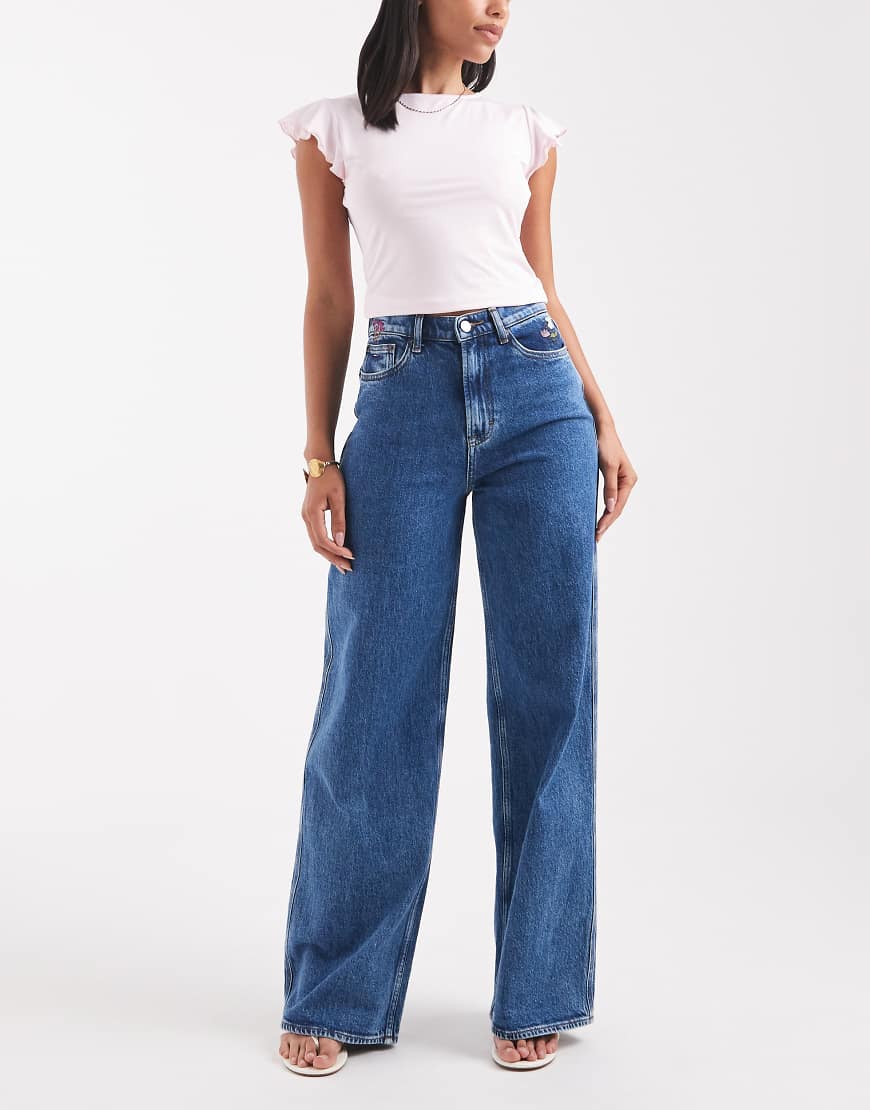 Tommy Jeans - Claire - Weite Jeans mit hohem Bund und Blumenstickerei in mittlerer Waschung-Blau von Tommy Jeans