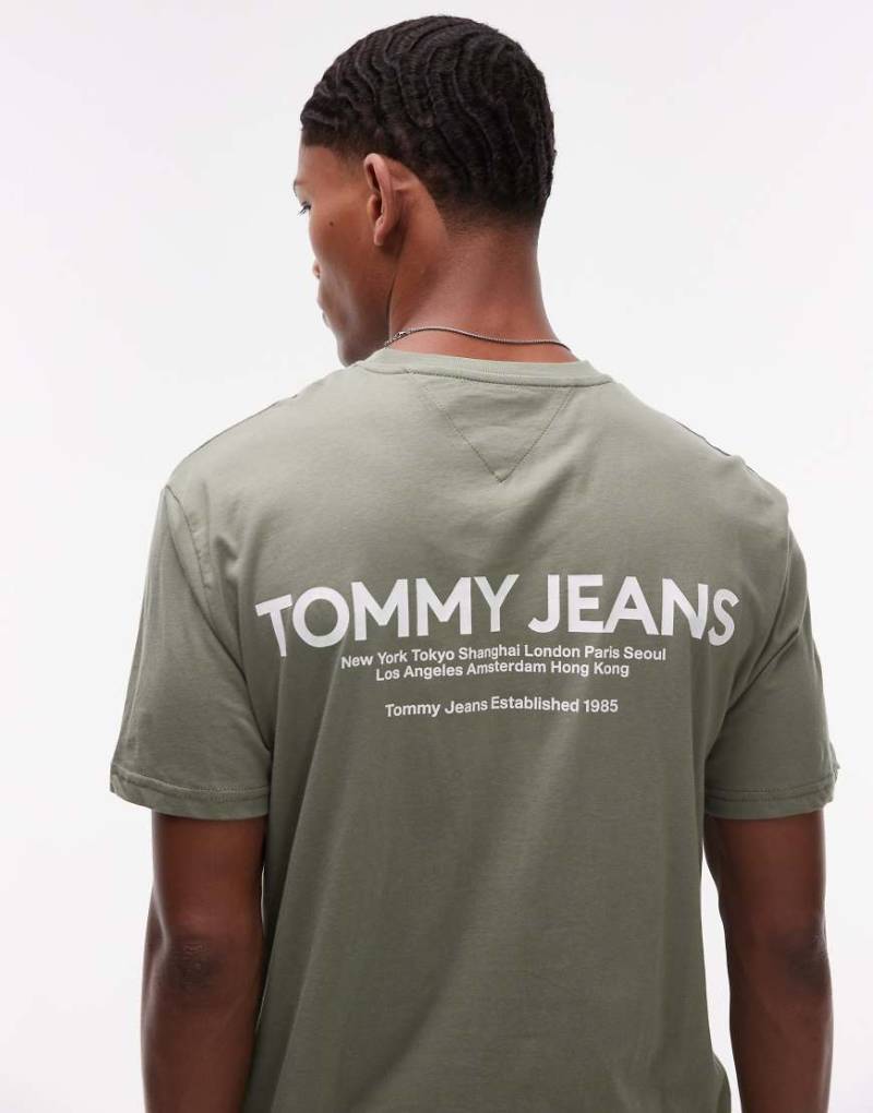 Tommy Jeans - Classic - T-Shirt in Grün mit Rückenprint und linearem Logo von Tommy Jeans