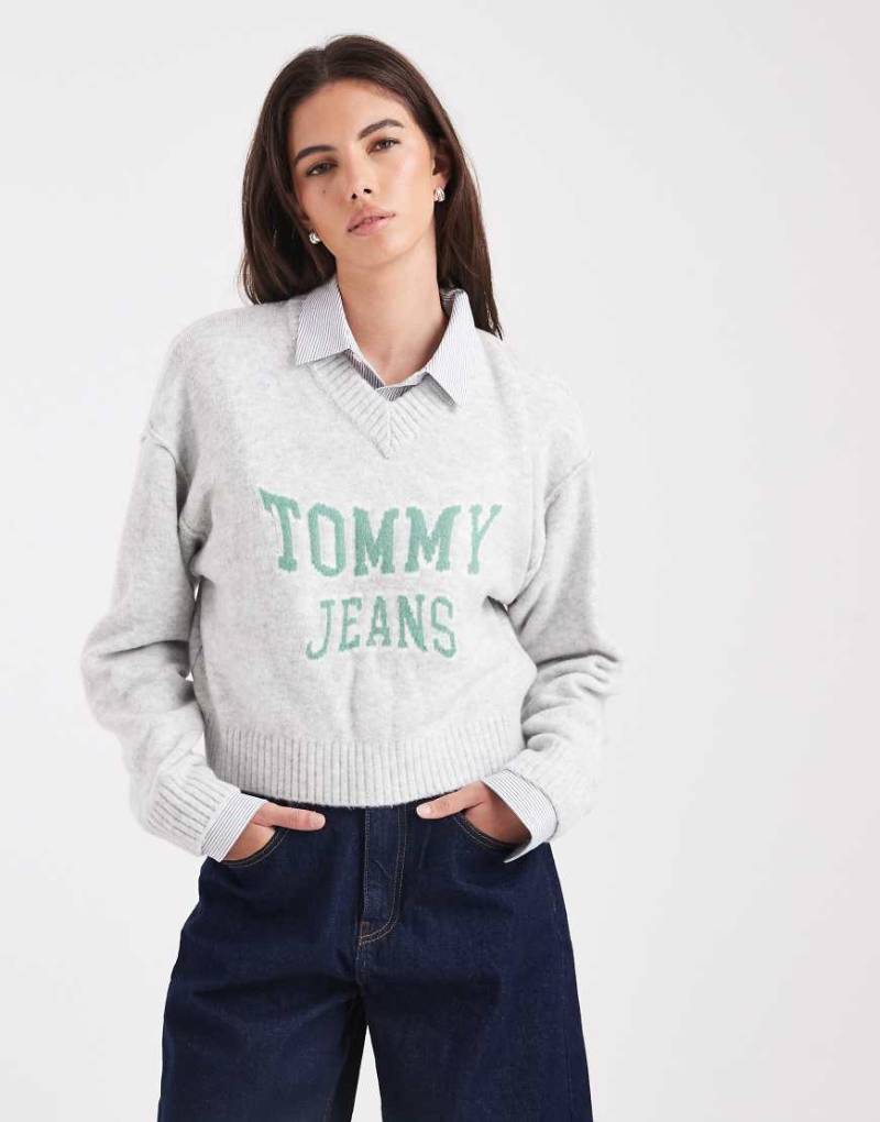 Tommy Jeans - College-Pullover in Grau und Grün mit V-Ausschnitt von Tommy Jeans