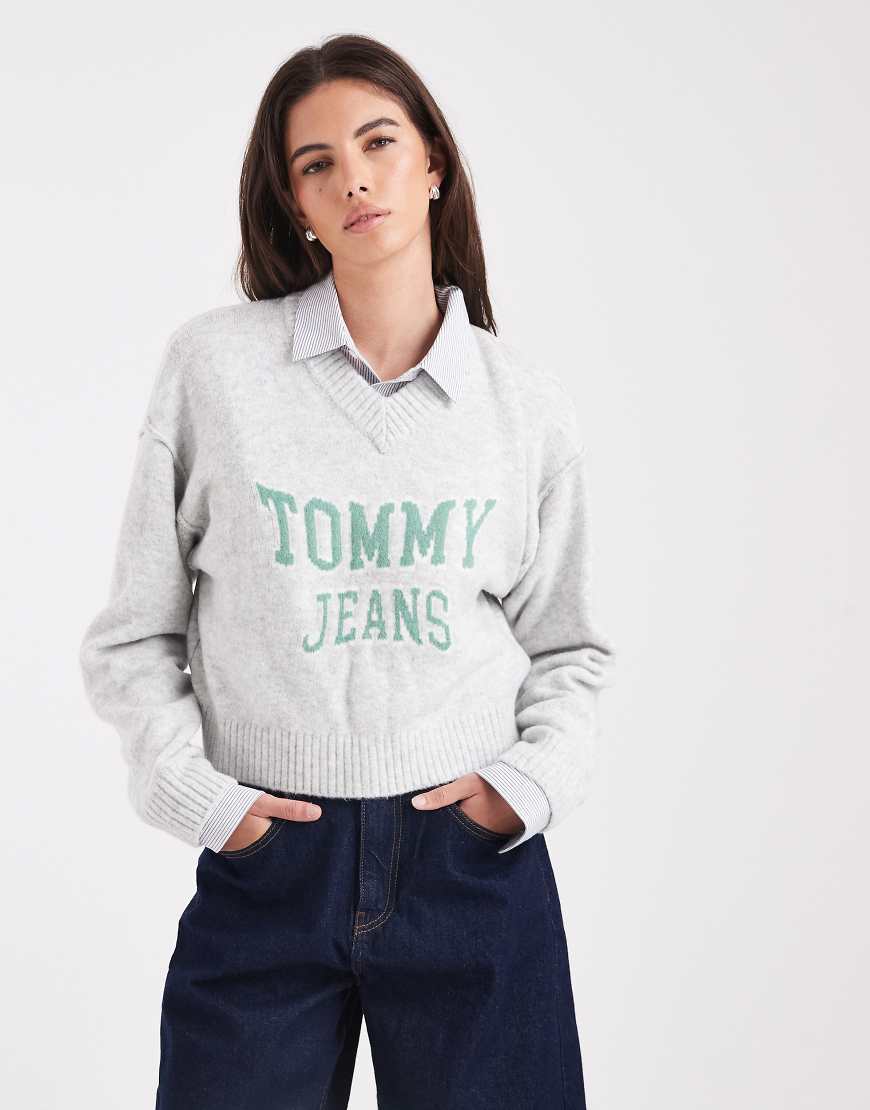 Tommy Jeans - College-Pullover in Grau und Grün mit V-Ausschnitt von Tommy Jeans