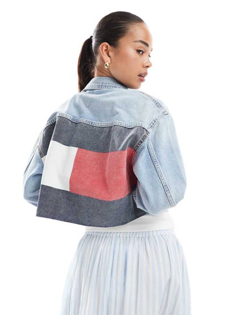 Tommy Jeans - Cropped Trucker-Jeansjacke in Hellblau von Tommy Jeans