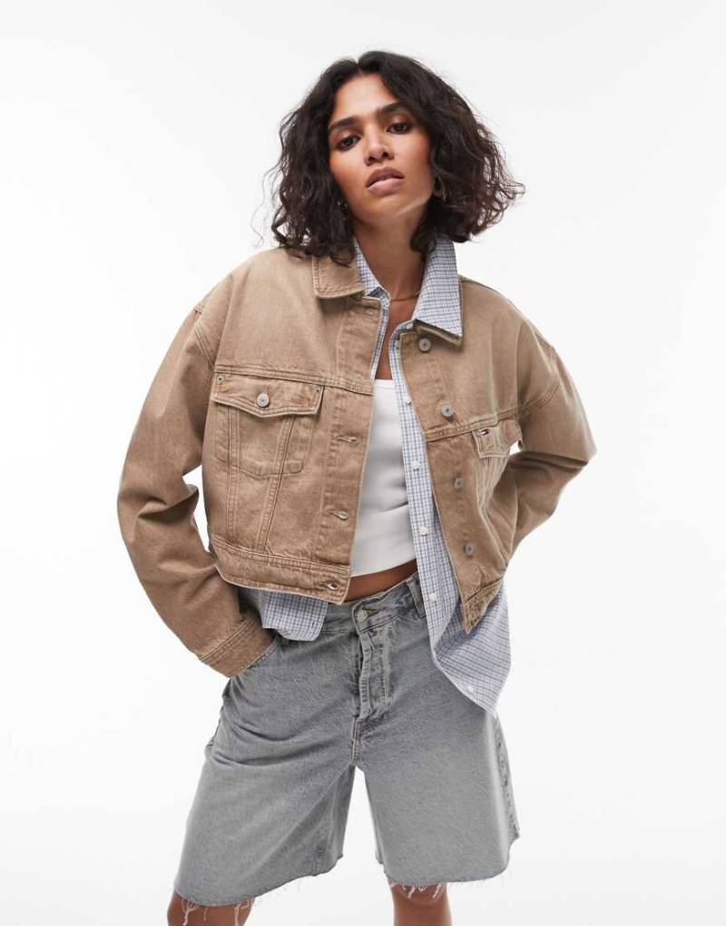 Tommy Jeans - Cropped Truckerjacke in brauner Waschung mit Oversize-Schnitt von Tommy Jeans