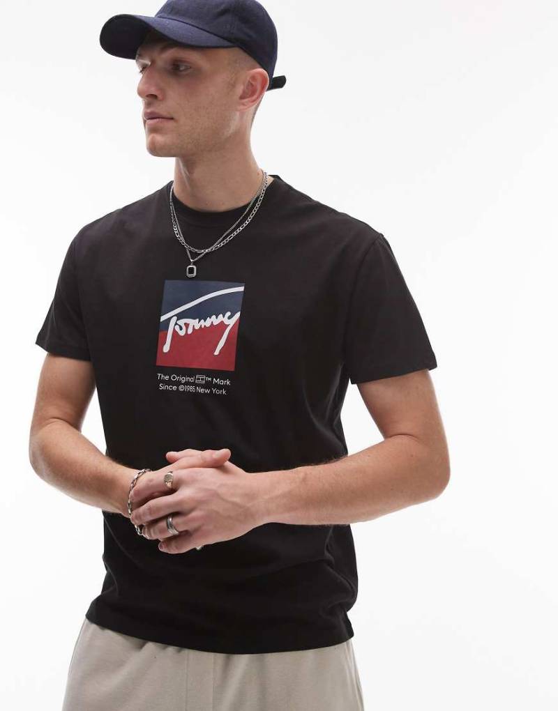 Tommy Jeans - DNA - T-Shirt in Schwarz mit kastenförmigem Logo von Tommy Jeans