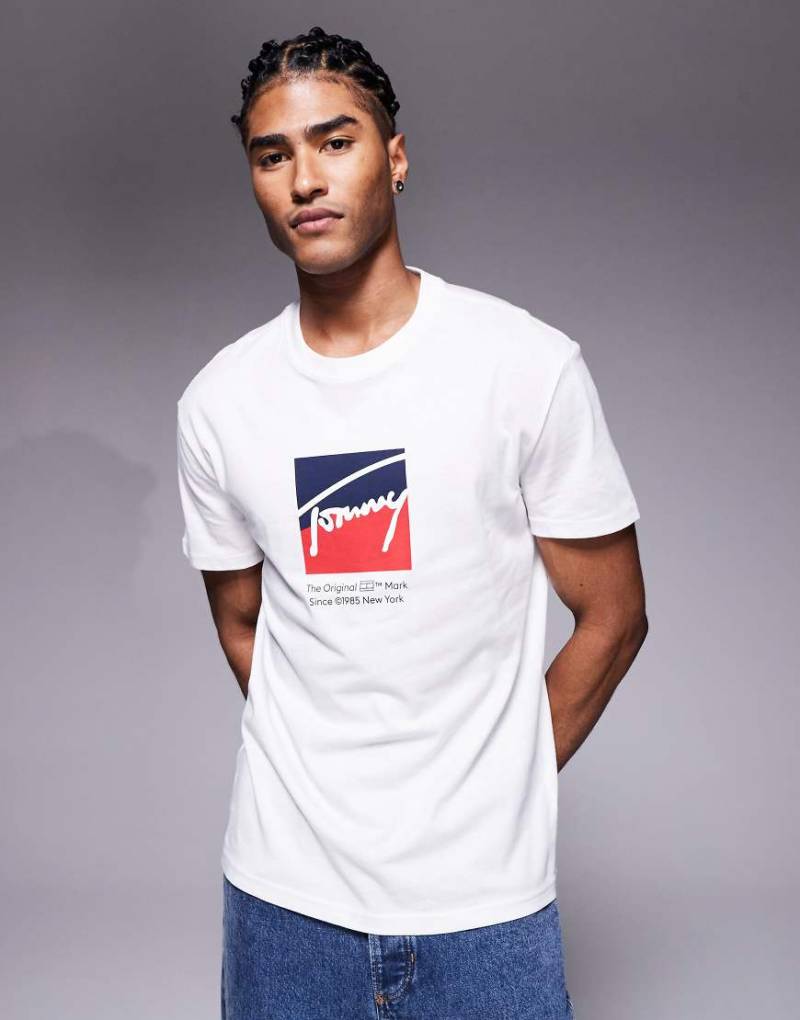 Tommy Jeans - DNA - T-Shirt in Weiß mit kastenförmigem Logo von Tommy Jeans