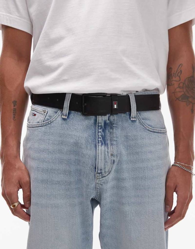 Tommy Jeans - Elevated - Ledergürtel in Schwarz mit Flaggen-Logo, 3,5 cm von Tommy Jeans