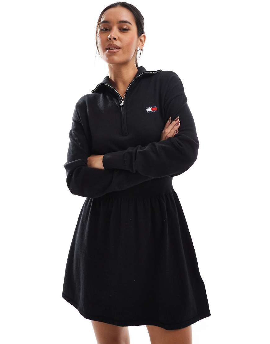 Tommy Jeans - Eng anliegendes und ausgestelltes Mini-Pulloverkleid in Schwarz von Tommy Jeans
