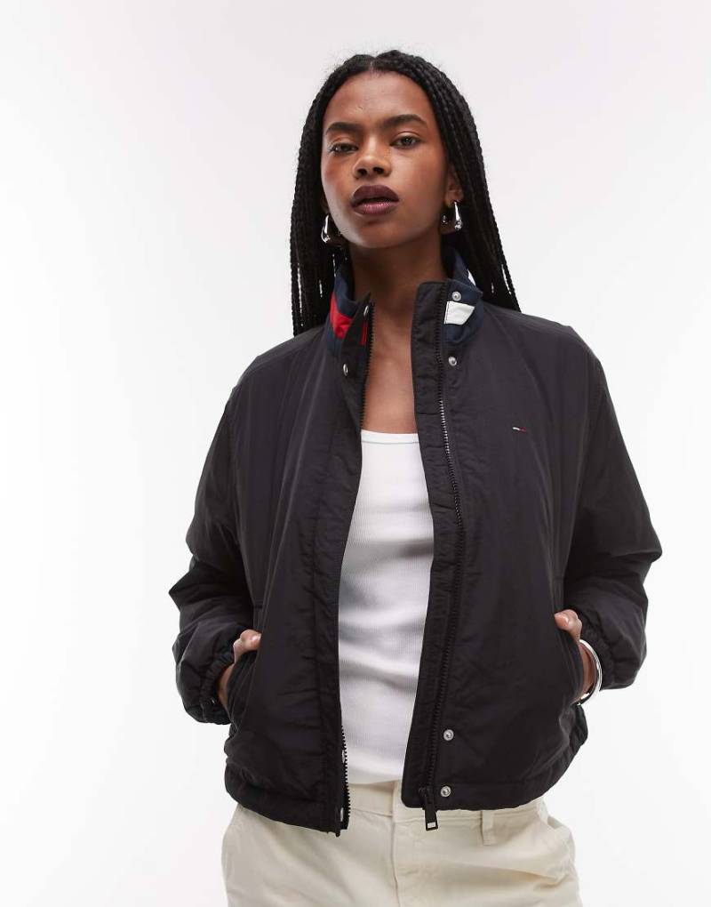 Tommy Jeans - Essential - Gefütterte Jacke in Schwarz mit Flaggen-Logo von Tommy Jeans