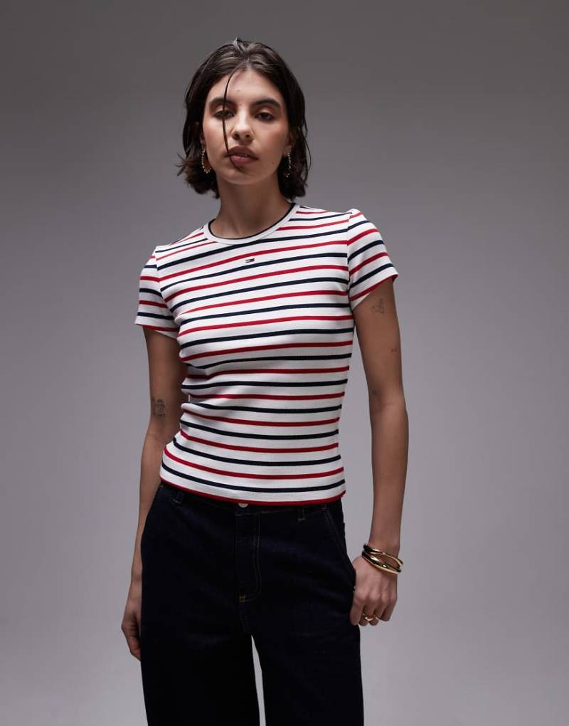 Tommy Jeans - Essential - Geripptes T-Shirt mit schmalem Schnitt und Streifen in Rot, Weiß und Marineblau von Tommy Jeans