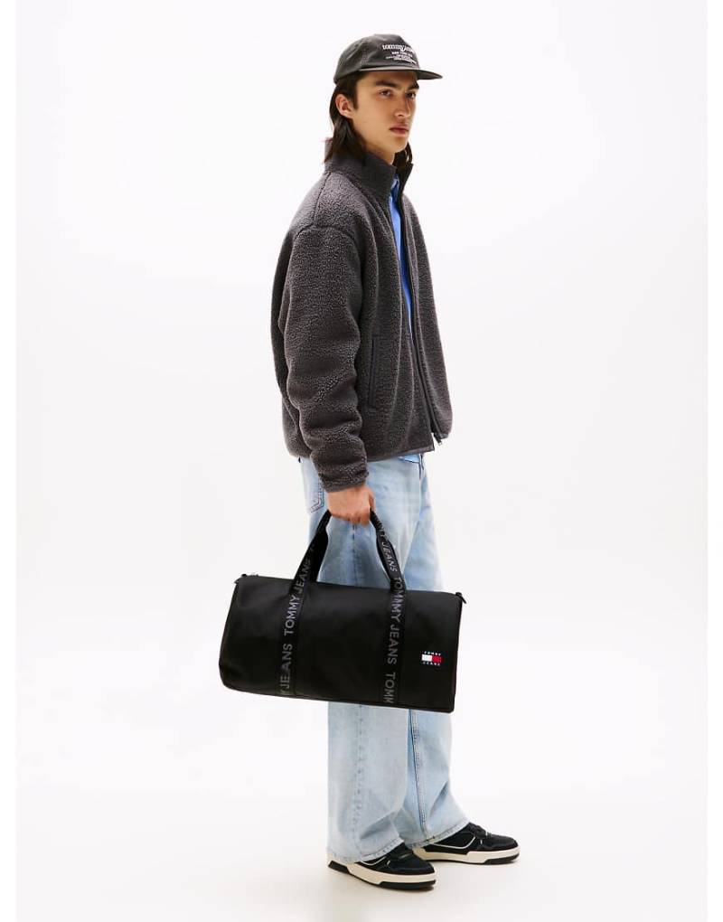 Tommy Jeans - Essential - Reisetasche in Schwarz mit mehrfachem Logo Tommy Jeans - Essential - Reisetasche in Schwarz mit mehrfachem Logo von Tommy Jeans