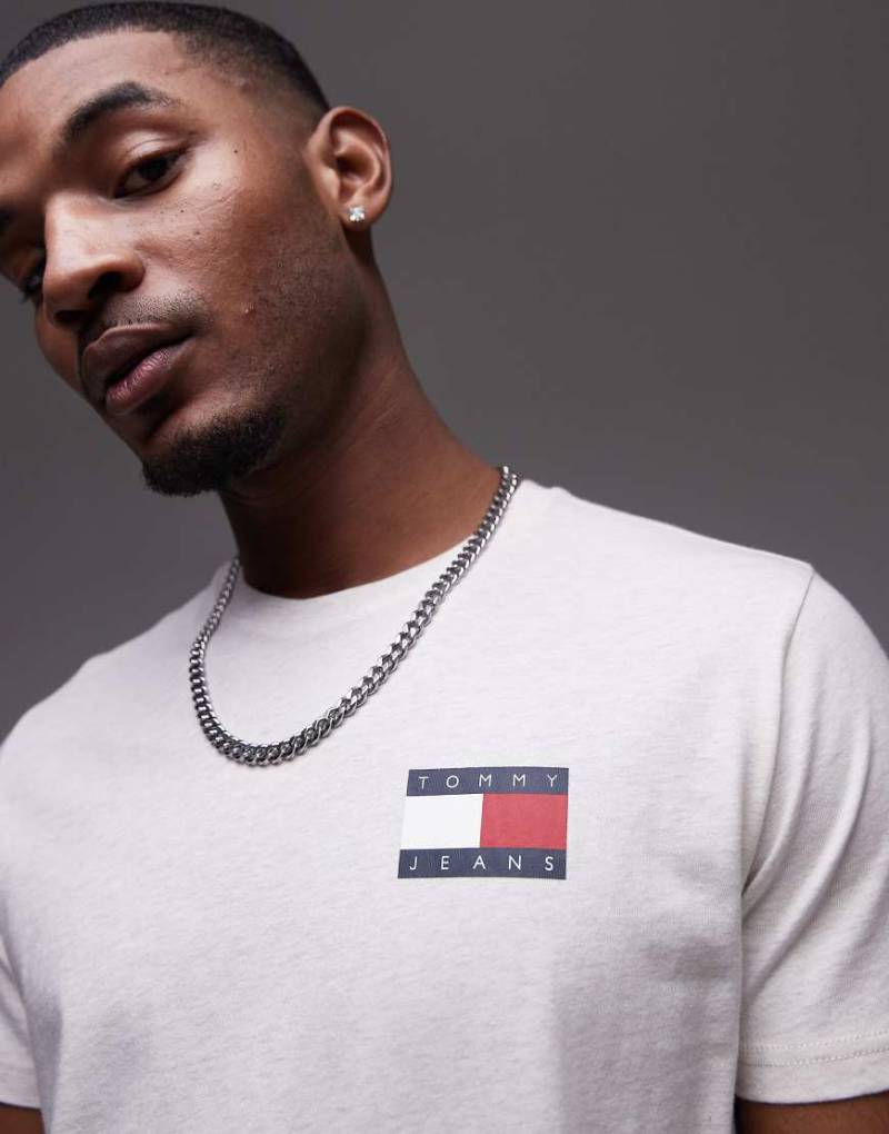 Tommy Jeans - Essential - Schmal geschnittenes T-Shirt in Hellbeige mit Flaggen-Logo-Neutral von Tommy Jeans