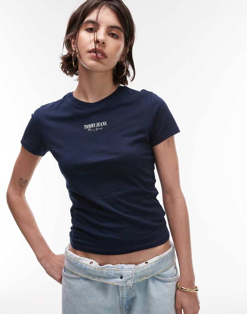 Tommy Jeans - Essential - Schmal geschnittenes T-Shirt in Schwarz mit Logo von Tommy Jeans