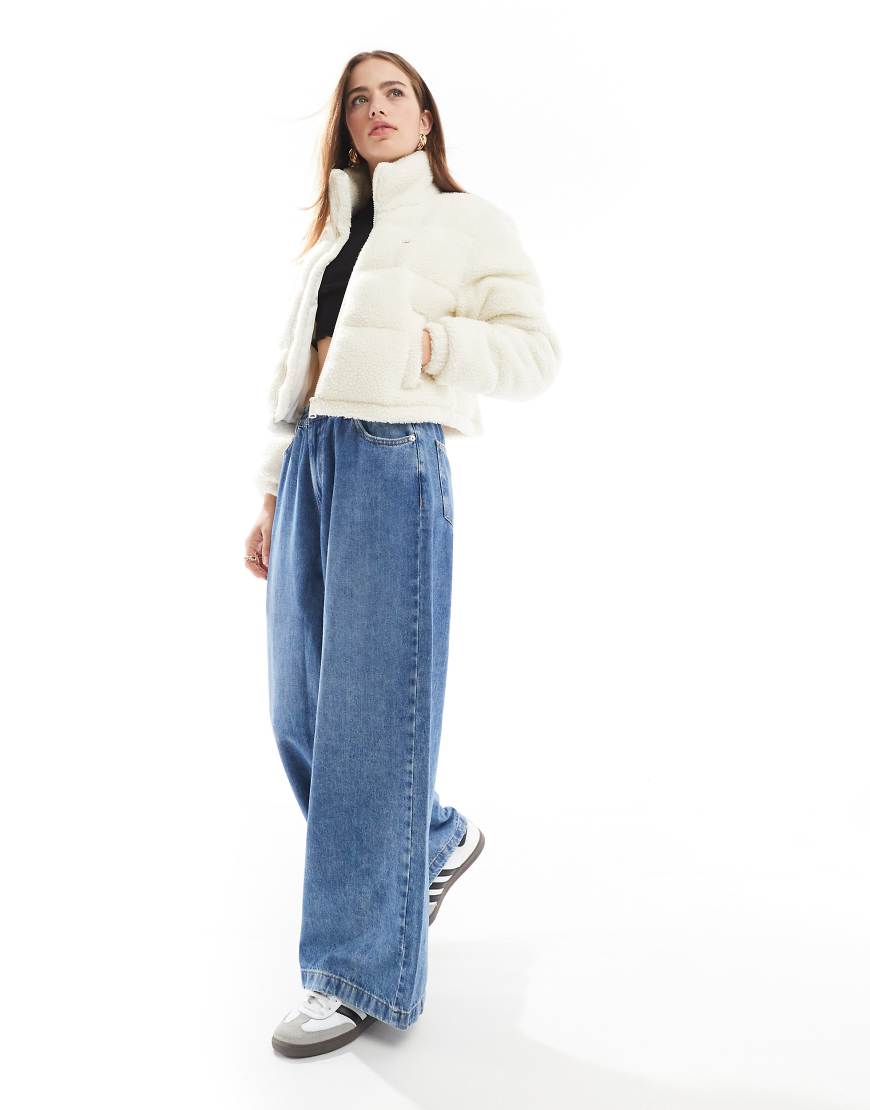 Tommy Jeans - Essential - Wattierte Jacke aus Teddyfell in gebrochenem Weiß mit kurzem Schnitt von Tommy Jeans