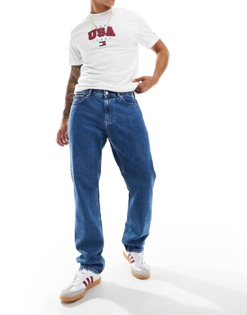 Tommy Jeans - Ethan - Locker geschnittene Straight Jeans in mittlerer Waschung-Blau von Tommy Jeans