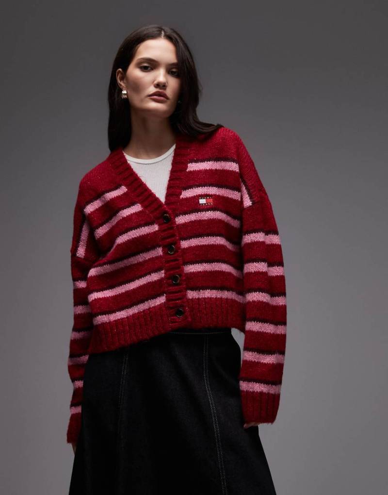 Tommy Jeans - Flauschige Strickjacke in Rot und Rosa gestreift mit Aufnäher von Tommy Jeans