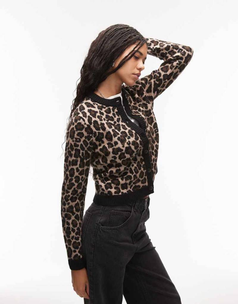 Tommy Jeans - Flauschige Strickjacke mit Leopardenmuster und Aufnäher-Bunt Tommy Jeans - Flauschige Strickjacke mit Leopardenmuster und Aufnäher-Bunt von Tommy Jeans