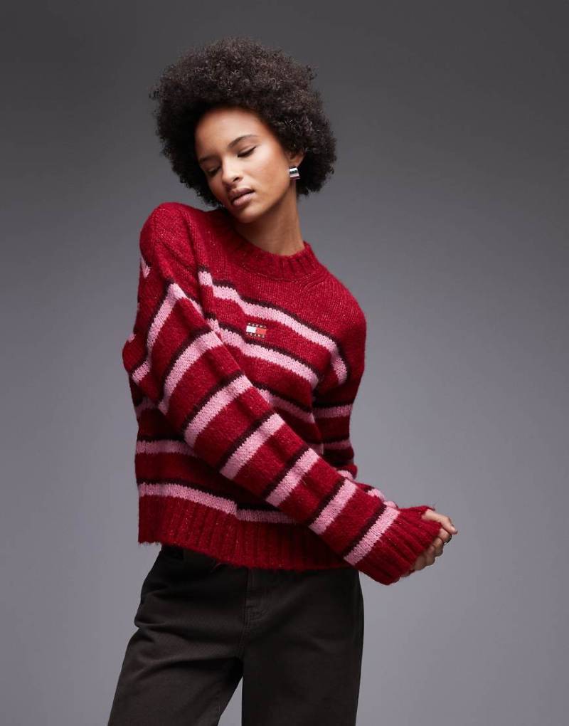 Tommy Jeans - Flauschiger Pullover in rot und rosa gestreift mit Aufnäher von Tommy Jeans