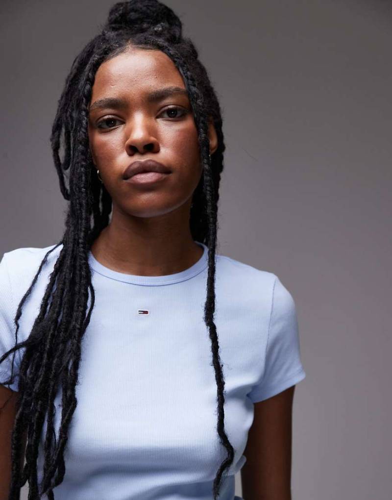 Tommy Jeans - Geripptes T-Shirt in Babyblau mit Aufnäher von Tommy Jeans