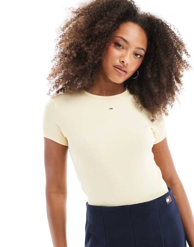 Tommy Jeans - Geripptes, schmal geschnittenes T-Shirt in Buttergelb von Tommy Jeans