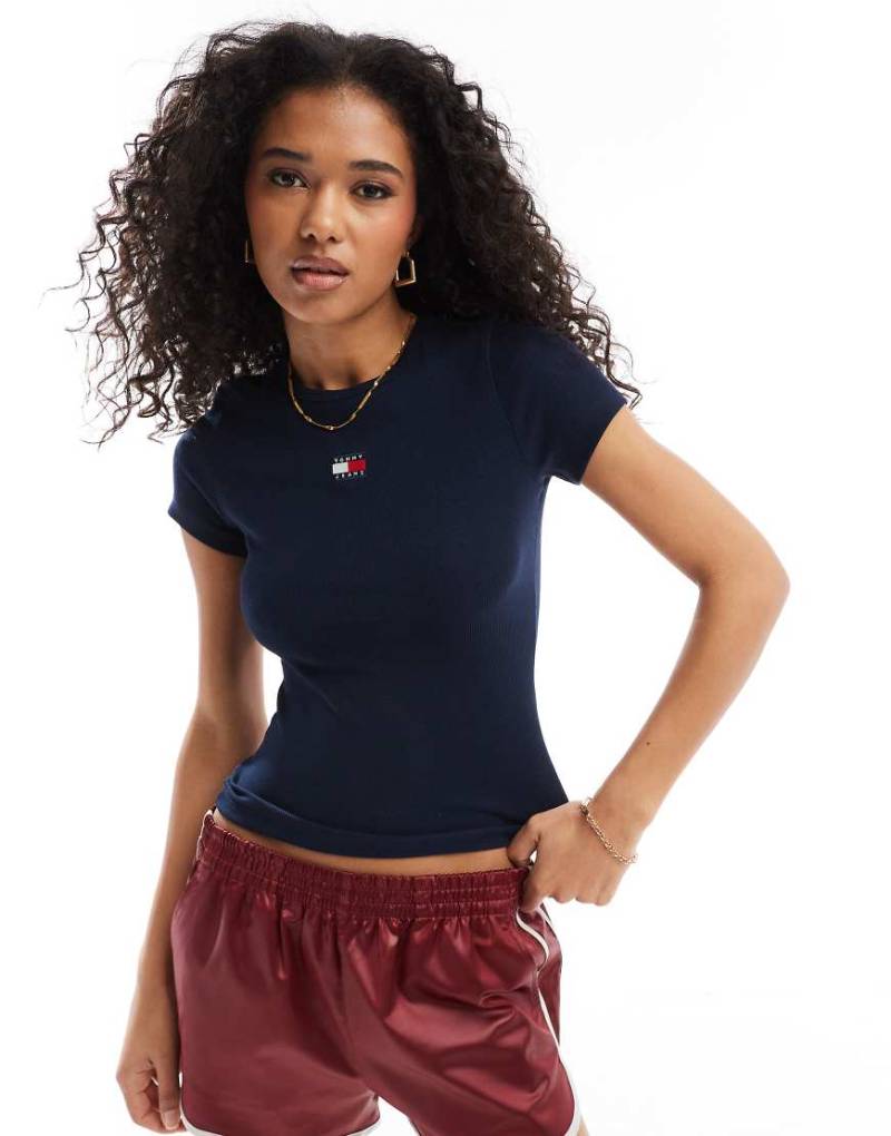 Tommy Jeans - Geripptes T-Shirt in Marineblau mit Aufnäher von Tommy Jeans