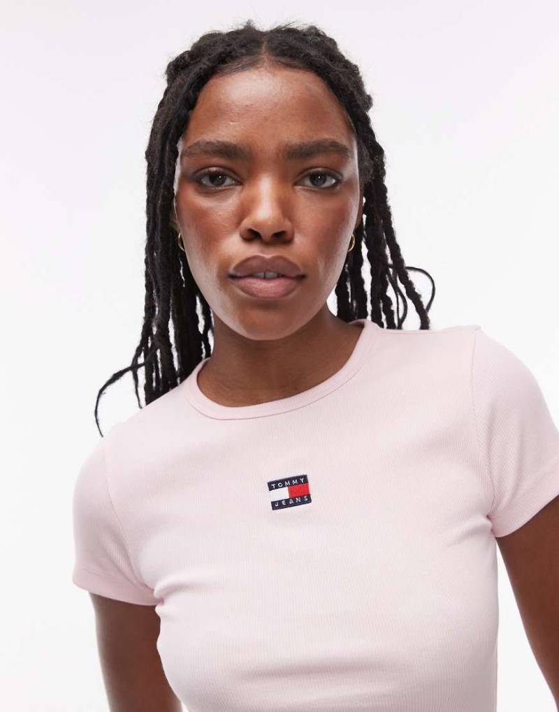 Tommy Jeans - Geripptes T-Shirt in Rosa mit Aufnäher von Tommy Jeans
