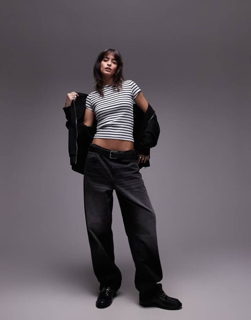 Tommy Jeans - Geripptes T-Shirt mit Streifen und Aufnäher-Marineblau von Tommy Jeans