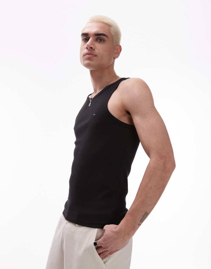 Tommy Jeans - Geripptes Trägershirt in Schwarz mit kleinem Flaggen-Logo von Tommy Jeans
