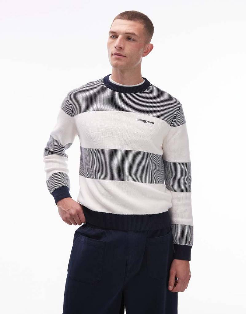 Tommy Jeans - Gestreifter Pullover in Grau und Weiß mit Waffelstruktur Tommy Jeans - Gestreifter Pullover in Grau und Weiß mit Waffelstruktur von Tommy Jeans