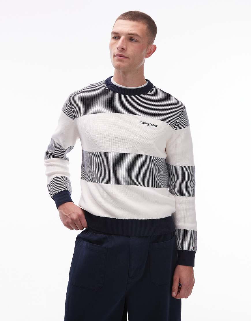 Tommy Jeans - Gestreifter Pullover in Grau und Weiß mit Waffelstruktur von Tommy Jeans