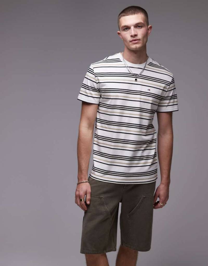 Tommy Jeans - Gestreiftes T-Shirt in Weiß mit Logo von Tommy Jeans