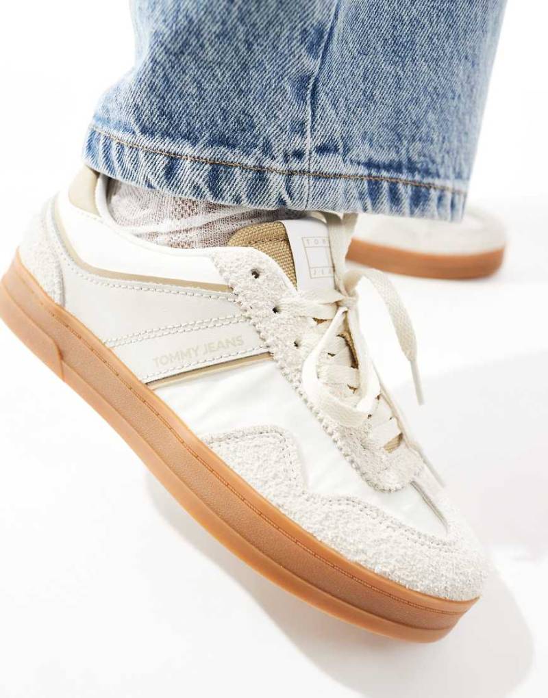 Tommy Jeans - Greenwich - Wildleder-Sneaker in Wollweiß und Gold mit Gummisohle-Neutral von Tommy Jeans