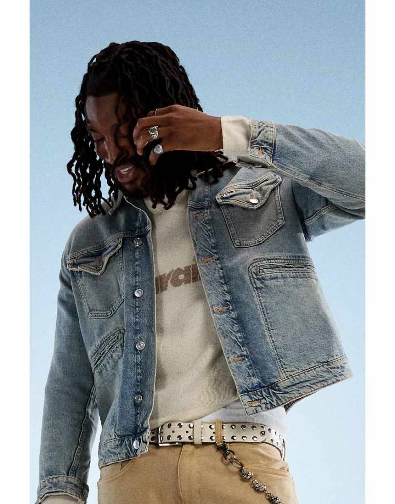 Tommy Jeans - Isaac - Legere Trucker-Jeansjacke in mittlerer Waschung-Blau von Tommy Jeans