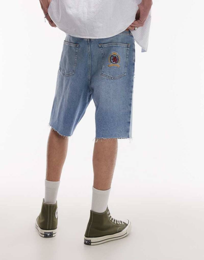 Tommy Jeans - Isaac - Relaxed-Fit-Jeans-Jorts in heller Waschung mit Wappenmotiv auf der Tasche-Blau von Tommy Jeans