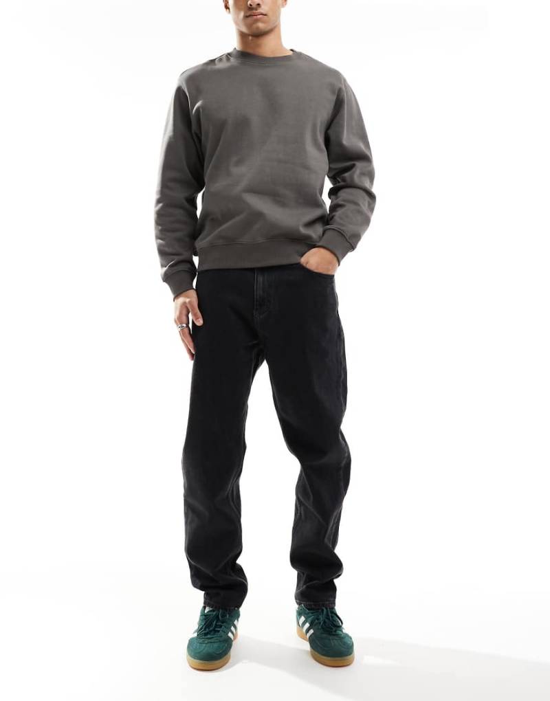 Tommy Jeans - Isaac - Schmal zulaufende Jeans in Schwarz mit lockerem Schnitt von Tommy Jeans