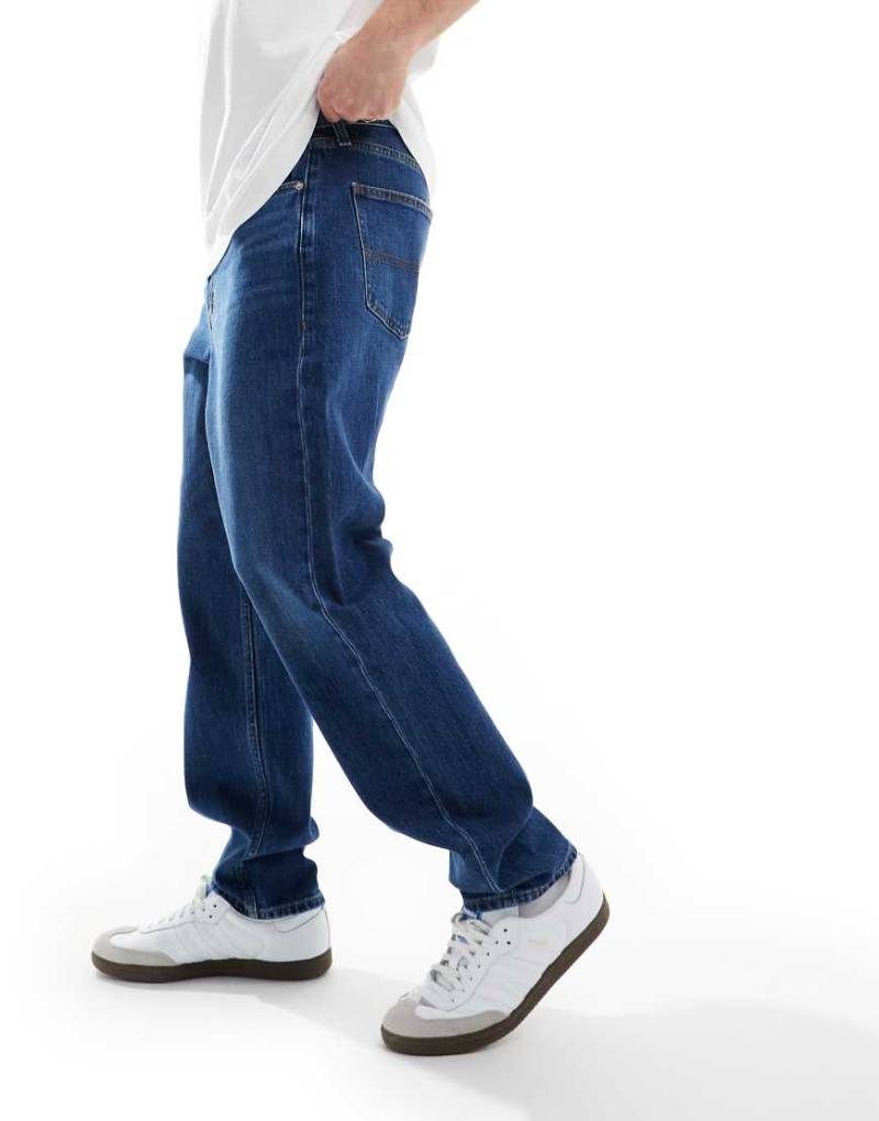 Tommy Jeans - Isaac - Schmal zulaufende Jeans in dunkler Waschung-Rot von Tommy Jeans