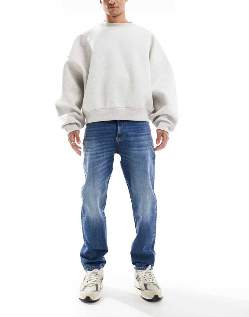 Tommy Jeans - Isaac - Schmal zulaufende Jeans in dunkler Waschung mit lockerem Schnitt-Blau von Tommy Jeans