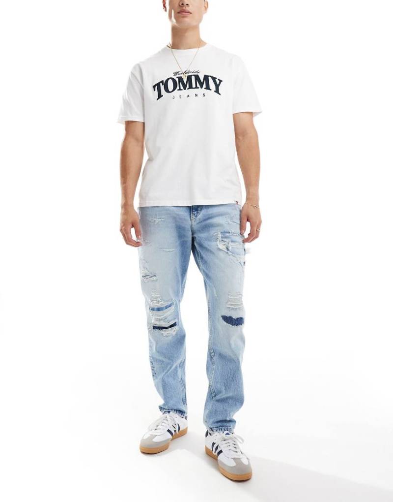 Tommy Jeans - Isaac - Schmal zulaufende Jeans in heller Waschung mit Abnutzungsdetails-Blau von Tommy Jeans