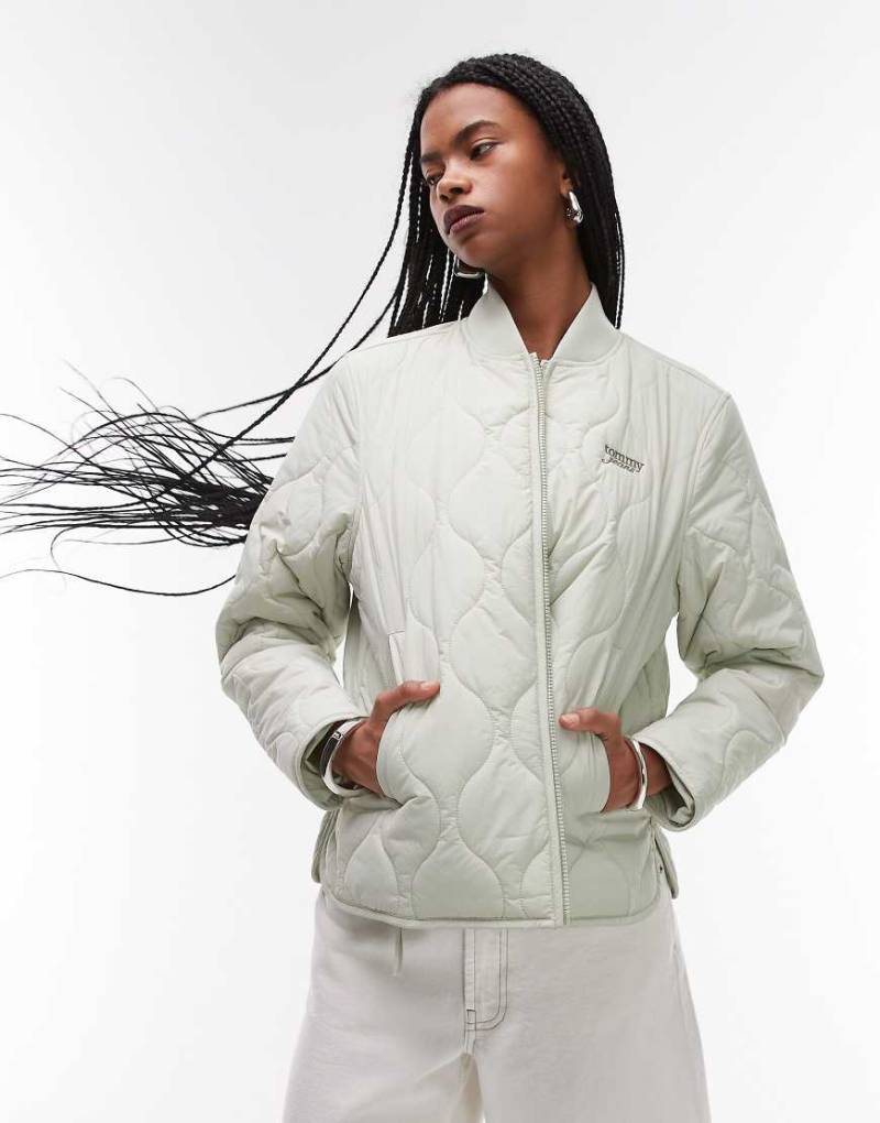 Tommy Jeans - Jacke in Salbeigrün mit Zwiebelsteppnähten von Tommy Jeans