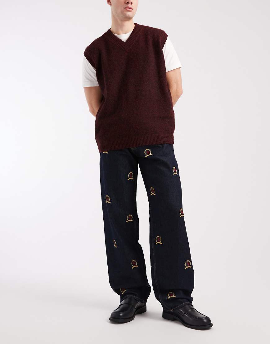 Tommy Jeans - Jamie - Gerade geschnittene Relaxed-Fit-Jeans in dunkler Waschung mit Wappen-Logomuster-Marineblau von Tommy Jeans